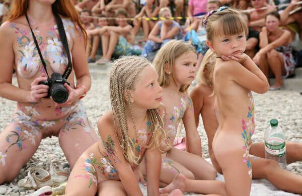 Family nudism on the public beach [Pure naturism]