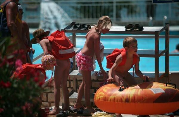Nudism in an aquapark for nudists [Pure naturism]