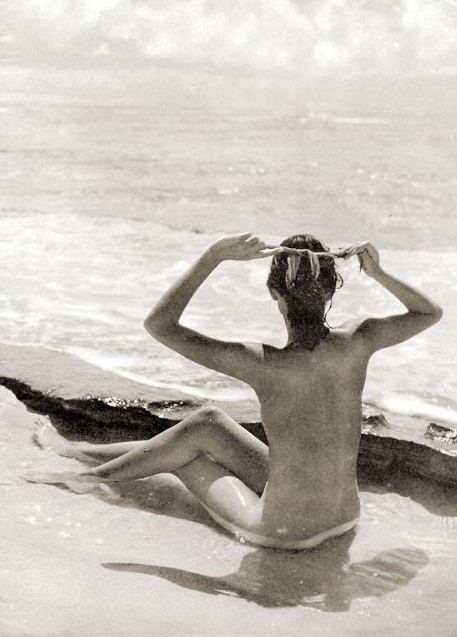 Retro nudism of married couples and girls [Pure naturism]