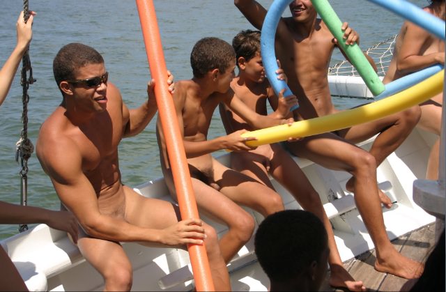 A photo series about a nudism in Brazil [Pure naturism]