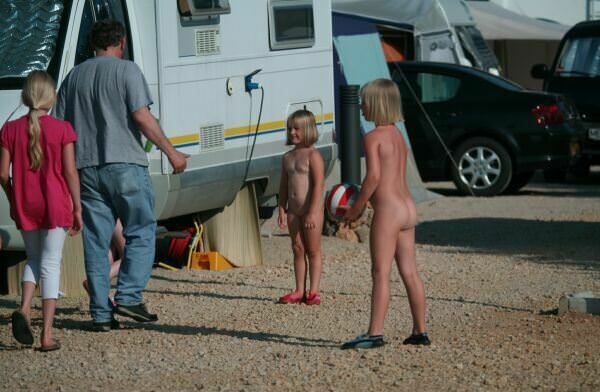 Family nudism in the cottage city [Pure naturism]