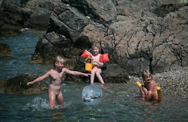 PureNudism family photo [Pure naturism]