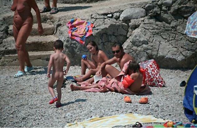 Purenudism - a family nudism of FKK [Pure naturism]