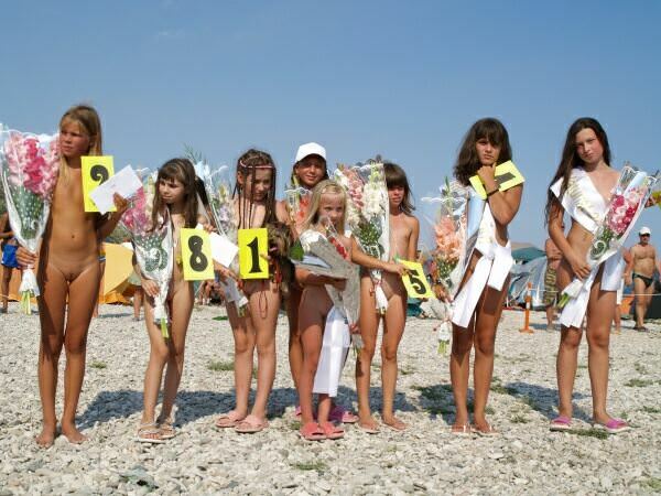 Nudists of the girl - a beauty contest [Pure naturism]