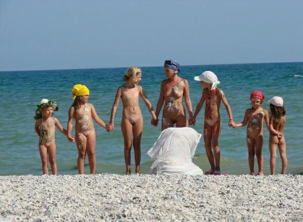 PureNudism family pictures [Pure naturism]