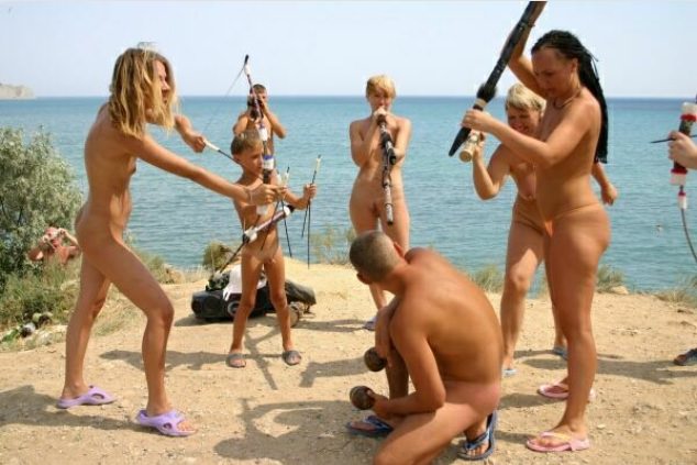 Nudists play Indians [Pure naturism]