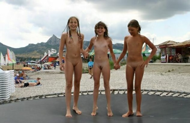 Nudists of the girl play on a beach [Pure naturism]