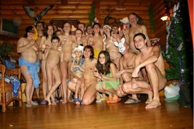 Nudists celebrate new year [Pure naturism]
