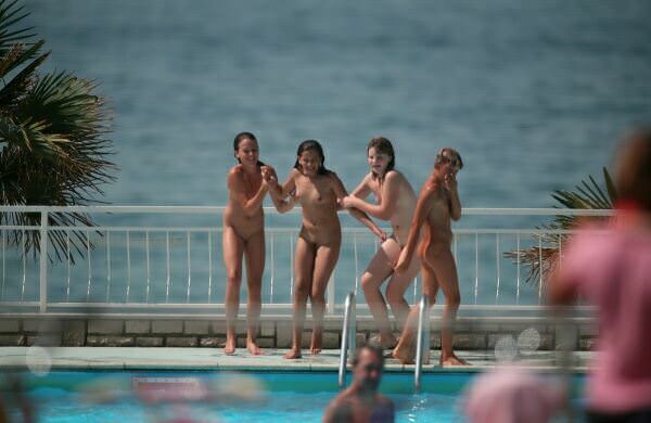 Nudism in a water location [Pure naturism]