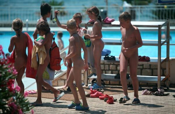 Family nudism in the aquapark territory [Pure naturism]