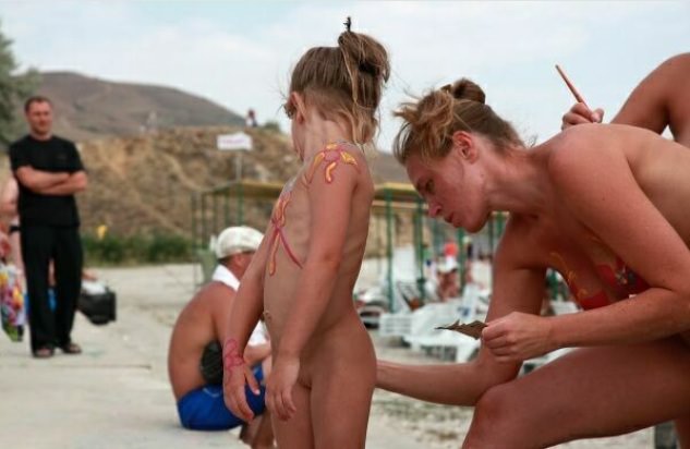 Family nudism - Mother and daughter nudists [Pure naturism]