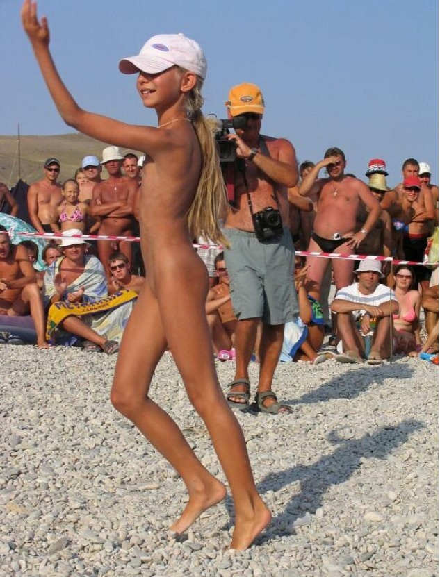 Nudists celebrate day of the Neptune [Pure naturism]