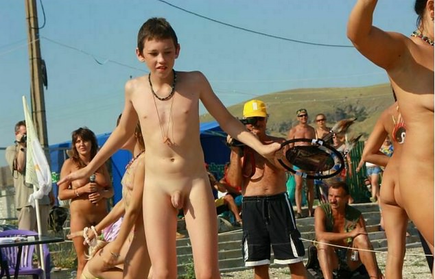 Girls and the boy nudists - a family nudism [Pure naturism]