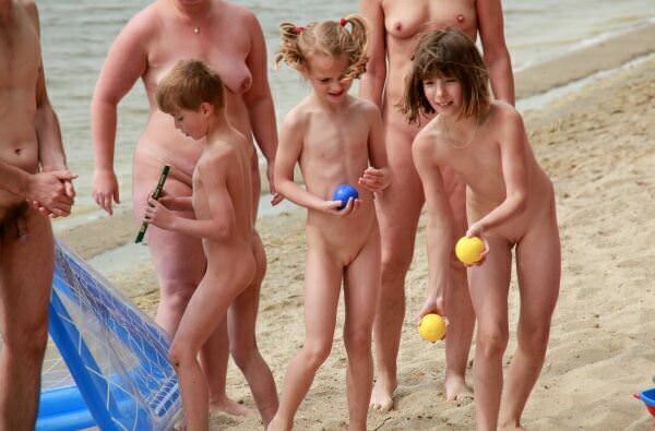 Big collection of a family nudism (5.37 GB, 5616×3744) [Pure naturism]