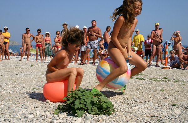Competitions for young nudists [Pure naturism]