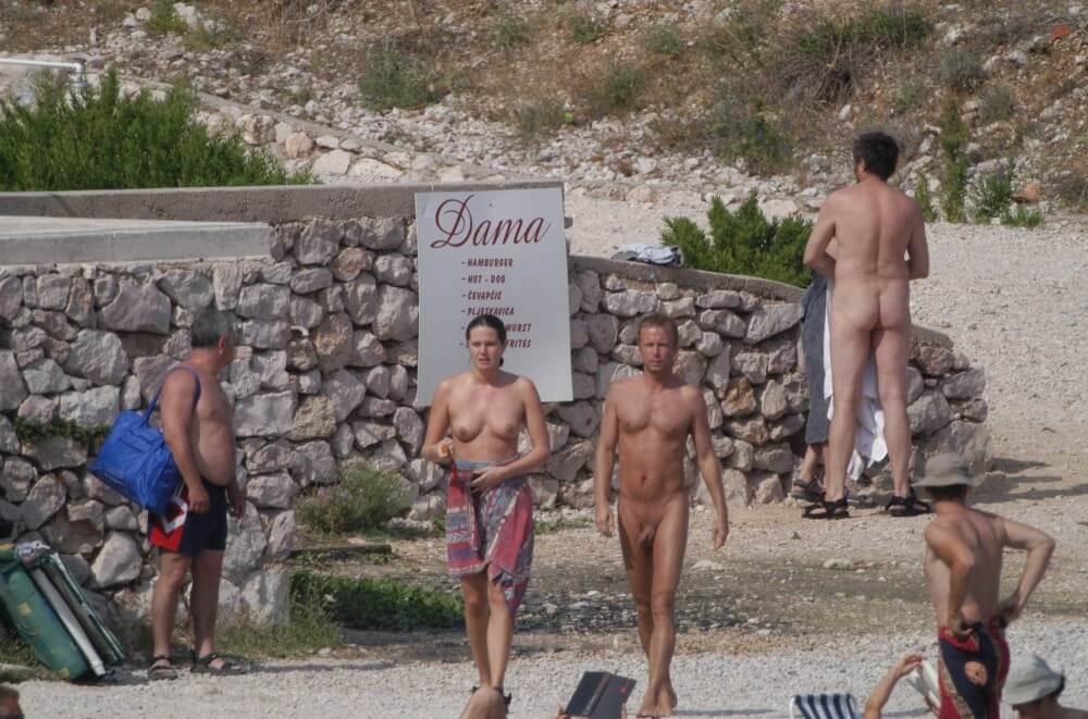 Baska Rock-Wall Path pics - Being oneself is the foundation of nudism