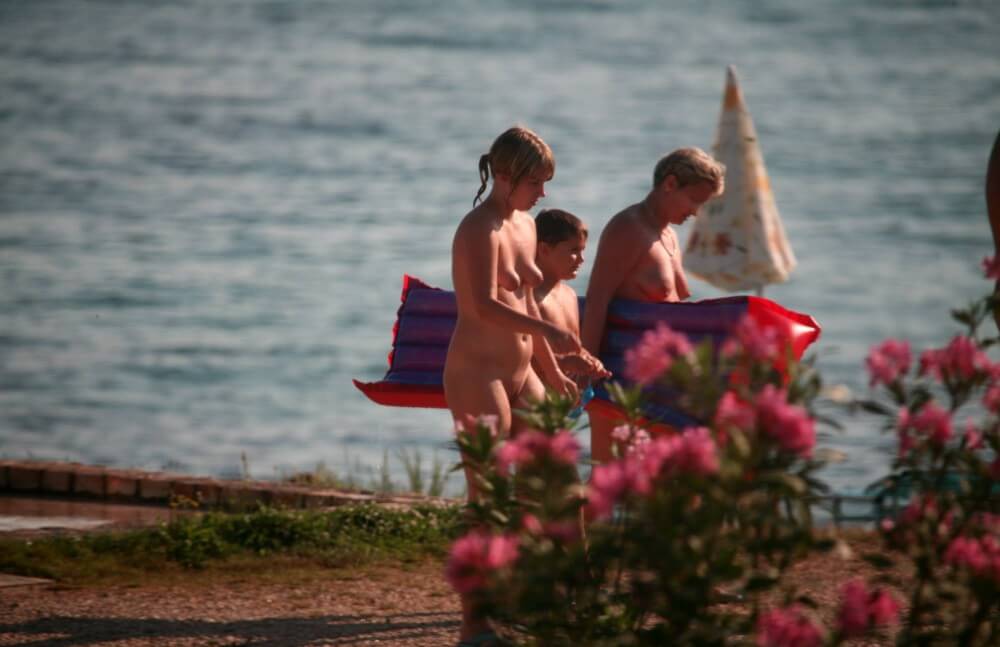 Dusk Til Dawn Showering phoros - Radical nudism materials