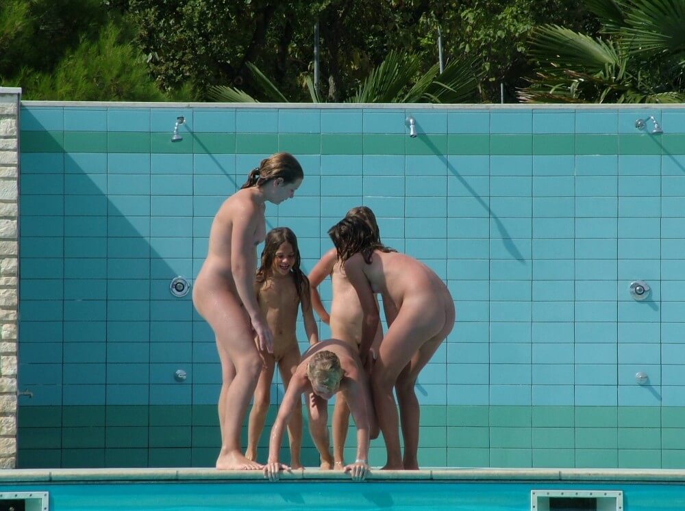 FKK Outdoor Children Pool pics - Naturists live easily and freely