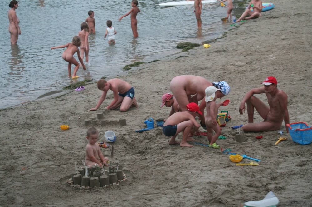 Nude Mom Nurture Series photos - Nudism helps overcome complexes and fears