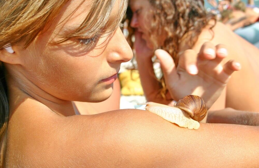 Ulitka Play On the Beach pics - She went out completely naked