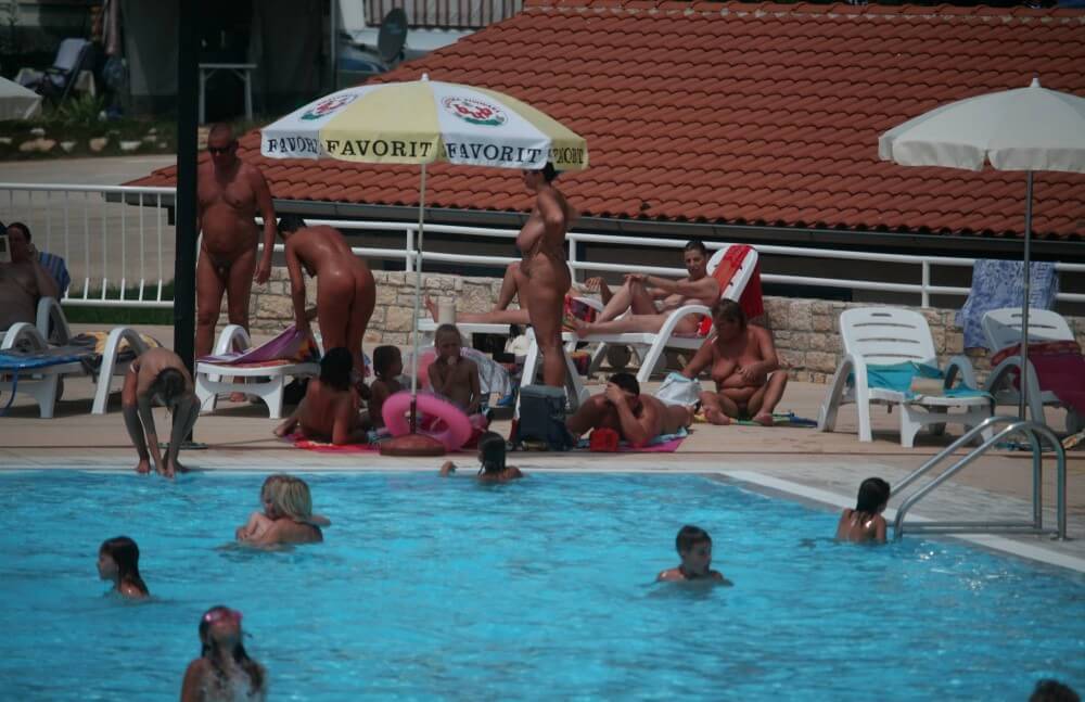 Naturist Pool Observation pics - Living freely and naturally is the dream of naturists