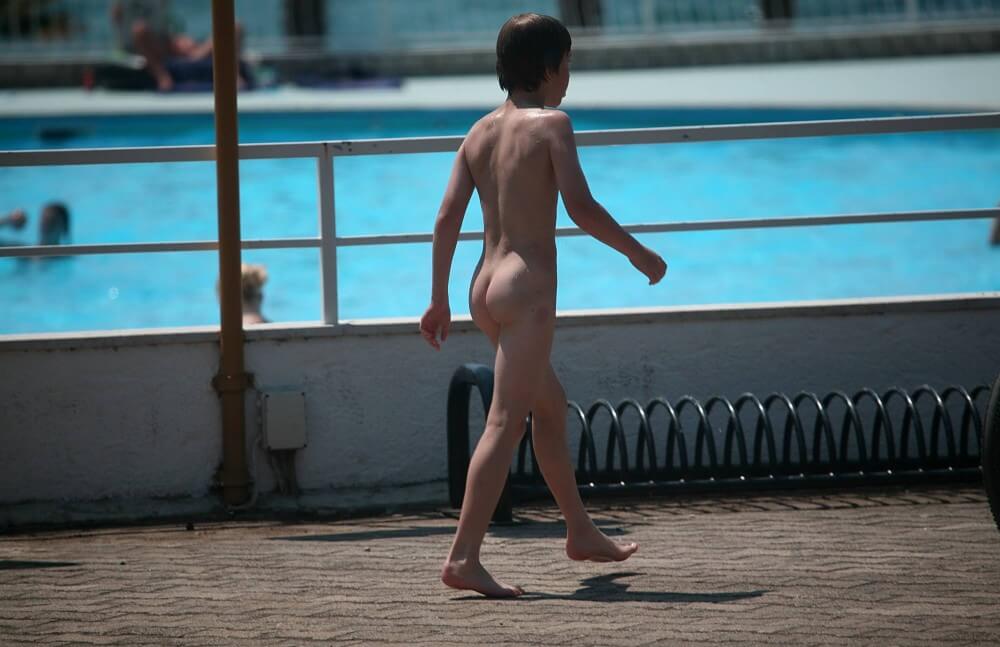 Grassy Patio Nature Hike - Public nudism