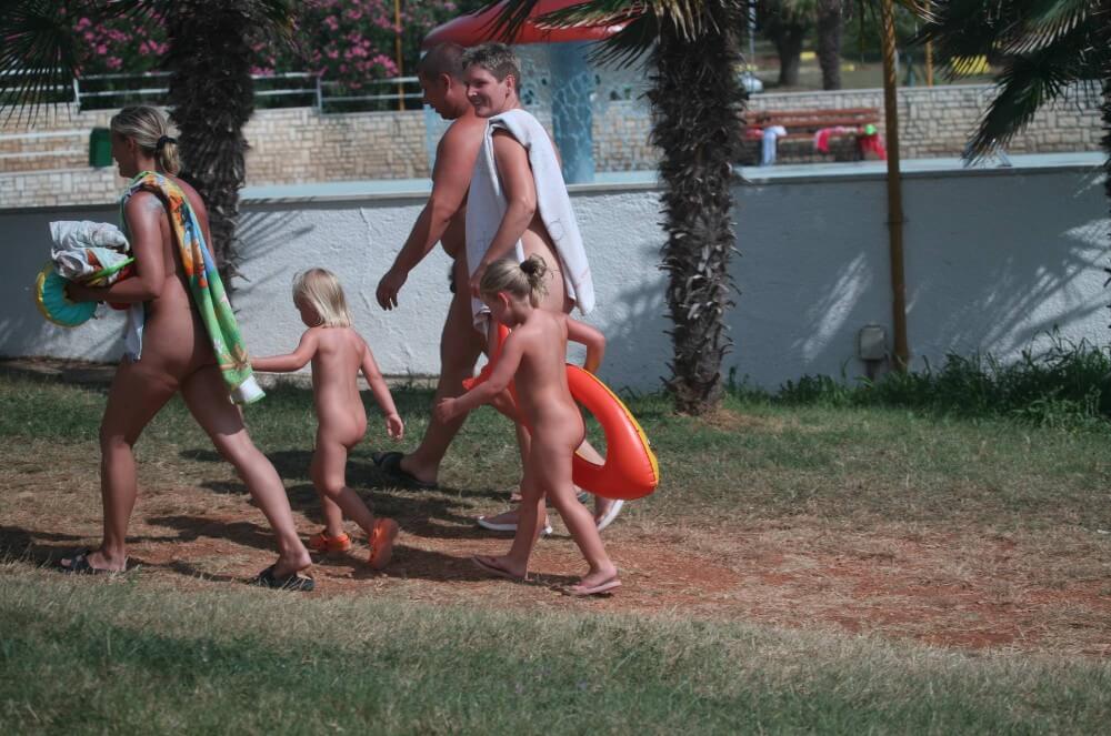 Naturist Family Movement pics - Nudism and naturism help break down stereotypes