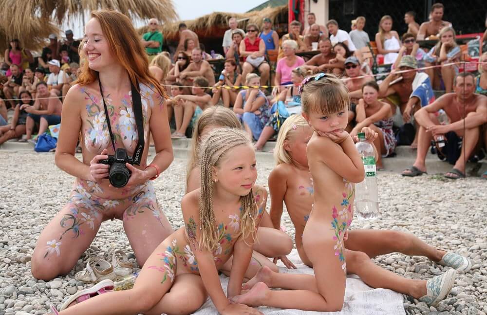 Warm Sand Relaxation photos - Nudists live together in nature and in groups