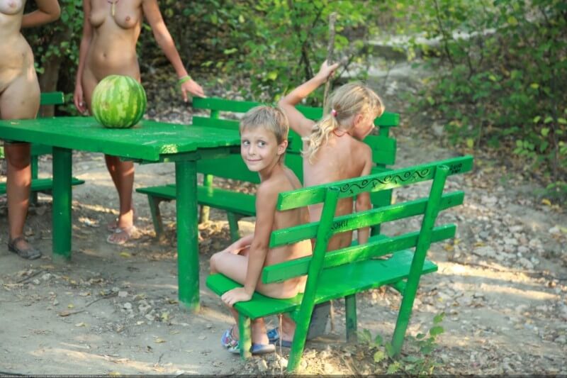 Naturists green picnic photos - Naturism enthusiasts around the world