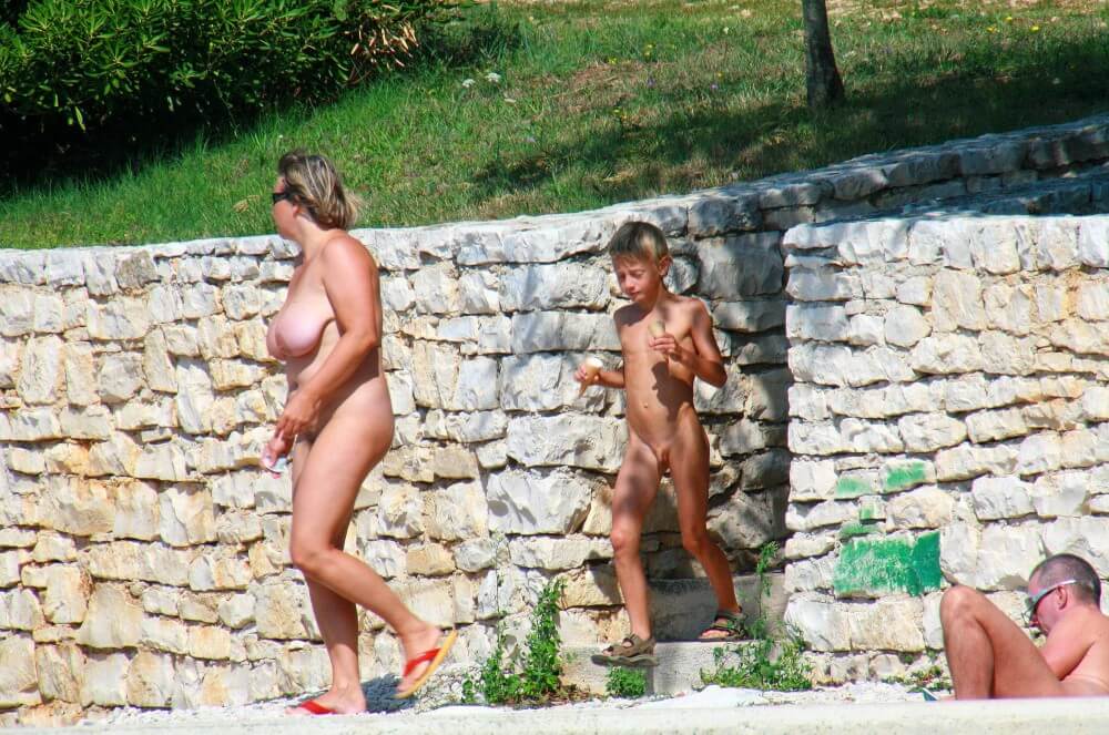 Ula FKK Wall-Side Families pics - The culture of nudism promotes tolerance and mutual understanding