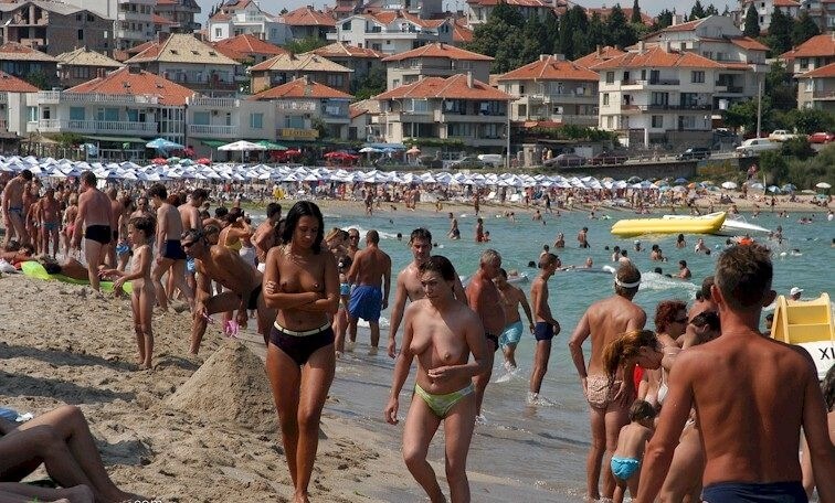 Enature - resort in solar Bulgaria - Melting under the scorching sun, I sunbathe naked