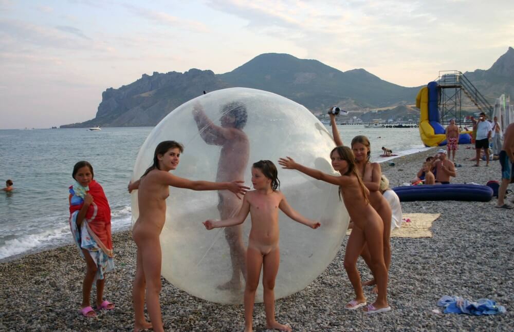 Pics Walk on the Beach Balloon - This is how naturism culture manifests itself