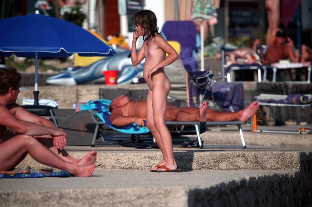 Girl Walk to Nudist Shower pics - Growing up on a nudist beach