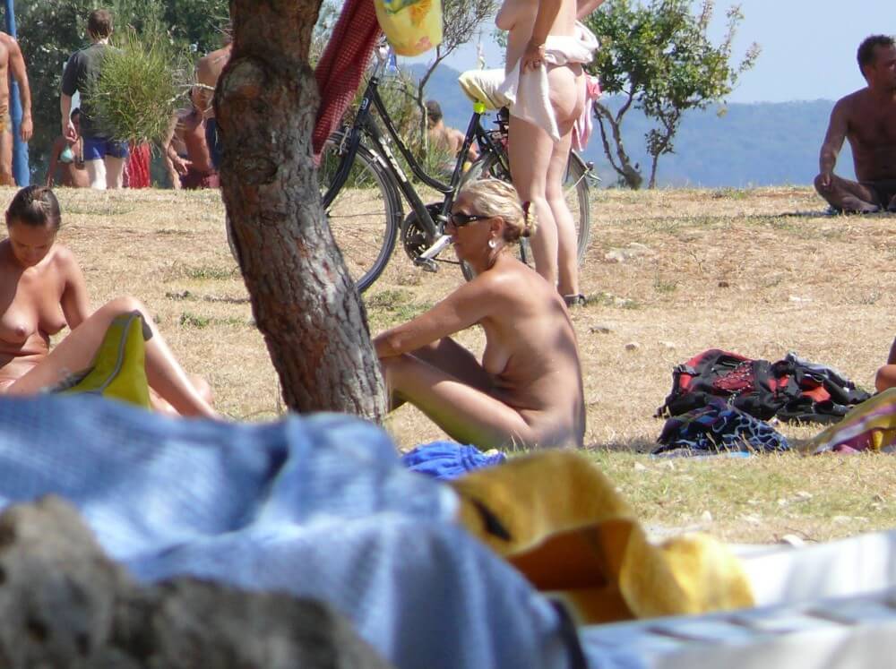 Ula FKK Shore Perspective pics - Nature provides energy and inspiration for the practice of naturism and nudism