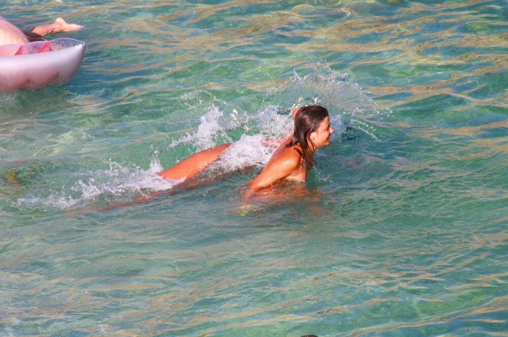 Ula FKK Teen Shore Run pics - A nude person strives for inner harmony and peace of mind