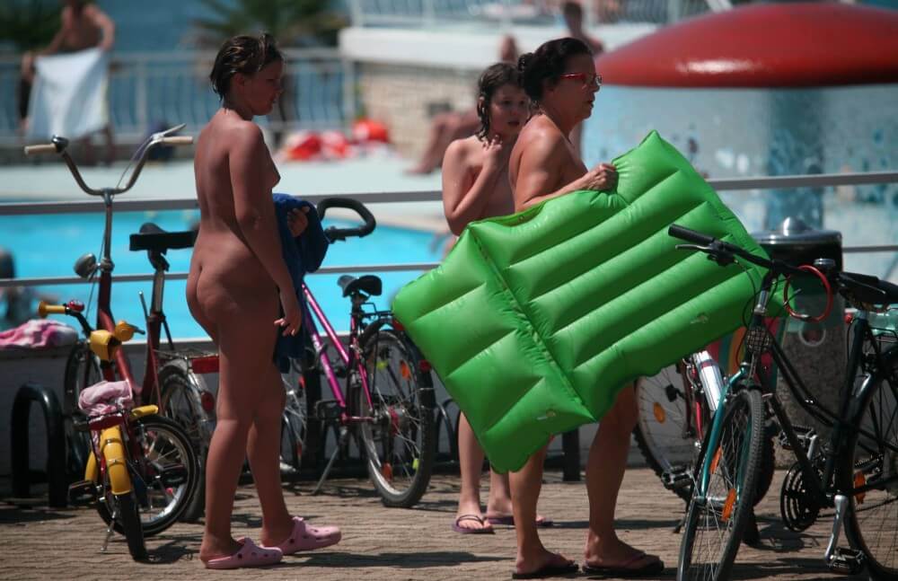 Outdoor Pool Sideliners pics - Nudism promotes personal freedom
