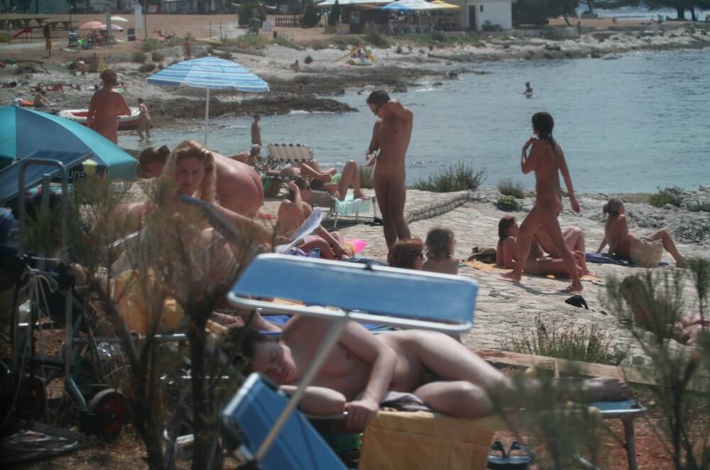 Nuda Beach Wide Outlook pics - Naturism and society