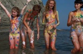A Mediterranean Crag photos - Openness to the world and new ideas is an important quality of naturists