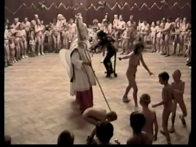 Helios Natura: Christmas Kinder Spiele - Such nudist practices help break down prejudices